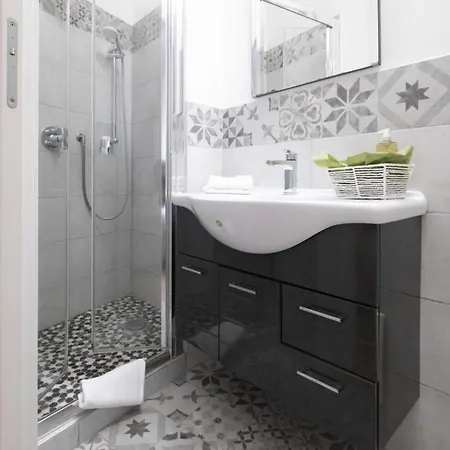 Santonofrio Silver E White شقة *