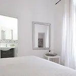 Santonofrio Silver E White דירה רומא
